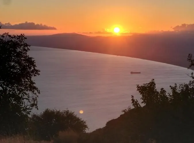 Demi ' S House : σπίτι στο βουνό με μαγευτική θέα! Апартаменты Каламата